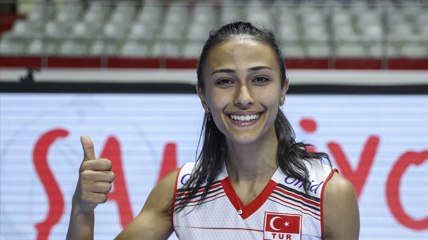 Milli voleybolcu Simge Aköz