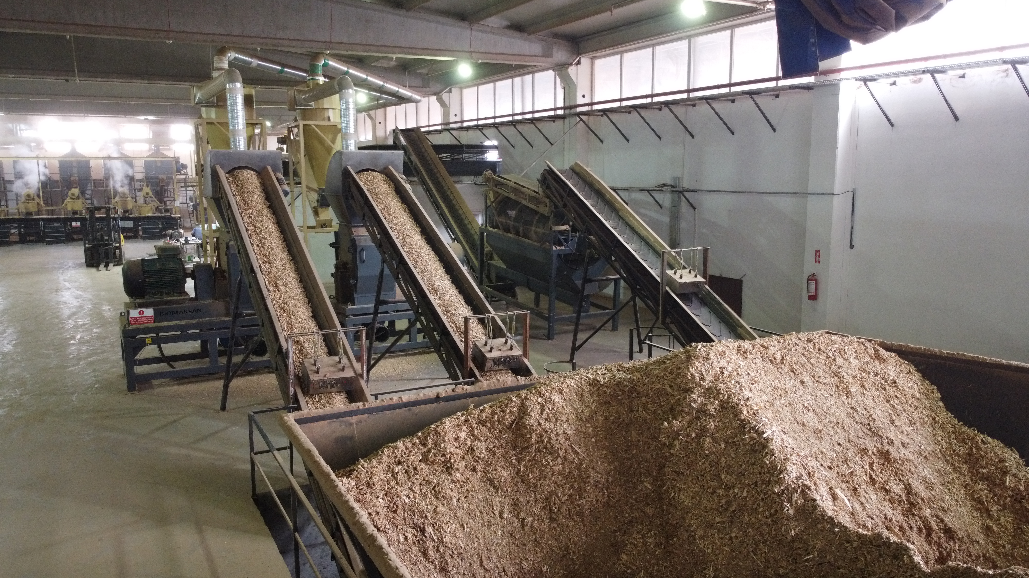 Ezincan'daki fabrikada atık orman ürünleri "pelet" ile ekonomiye kazandırılıyor