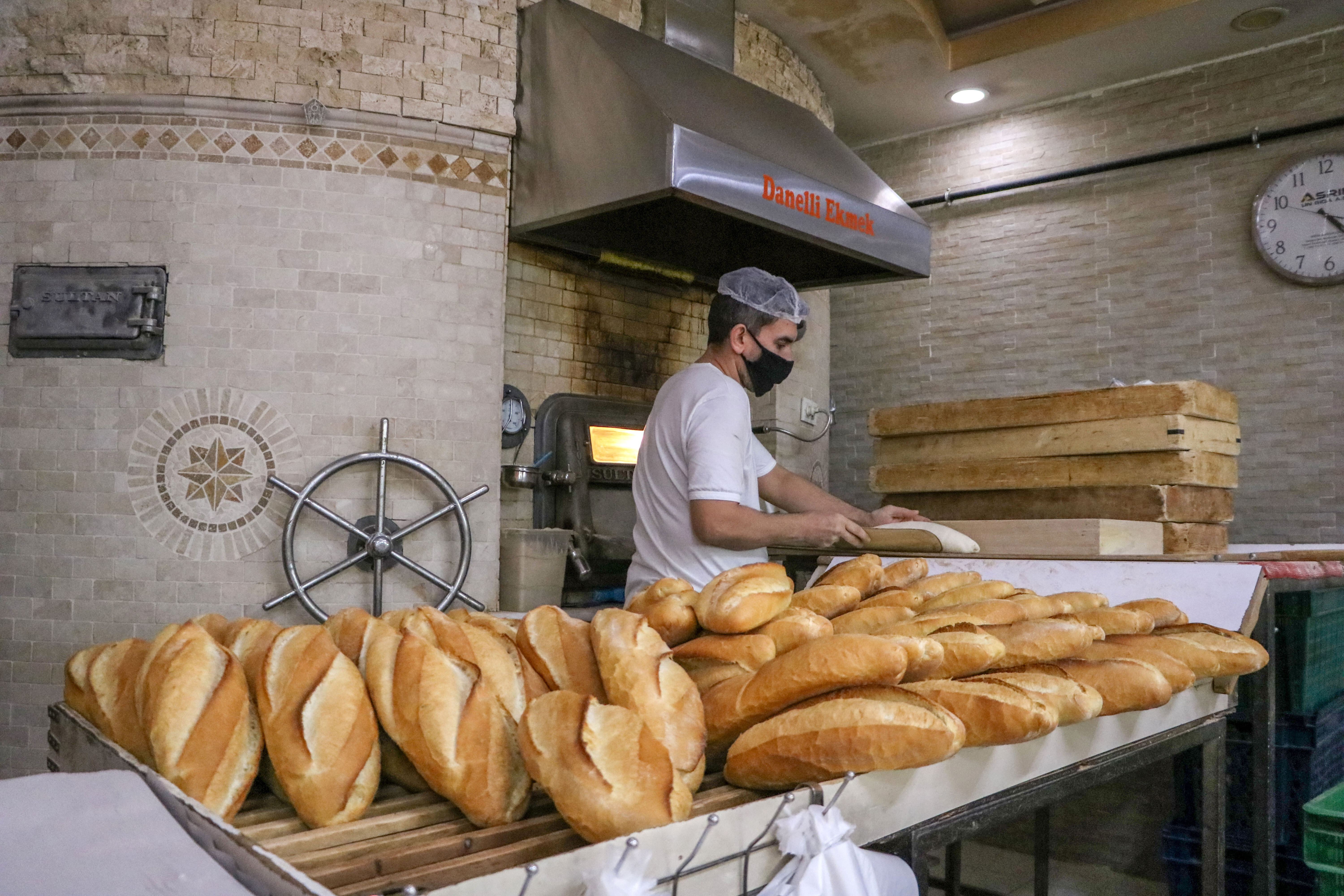 Tarifeye aykırı ekmek satışı yapan işletmelere 9,4 milyon lira ceza kesildi