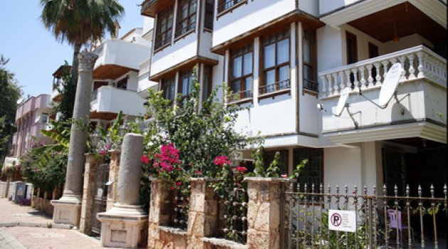 2 bin yıllık sütunların konulduğu apartman sahibinden tepkilere yanıt