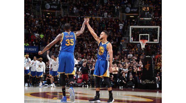 2017 NBA Finallerinin 4. Maçında Golden State Warriors tarih yazmaya hazırlanıyor