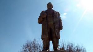 İmamlar topladıkları parayla Lenin heykelini restore ettirdi