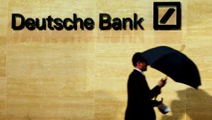 Almanya'nın en büyük bankası borsada eriyor