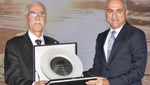 FEHMİ KÖFTEOĞLU'NA 'YAŞAM BOYU ONUR ÖDÜLÜ'