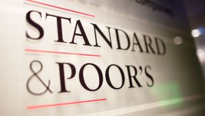 S&P, IBM`nin kredi notunu indirdi