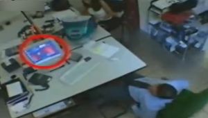 Yanındaki kadının etek altı görüntülerini çekmeye çalışınca...