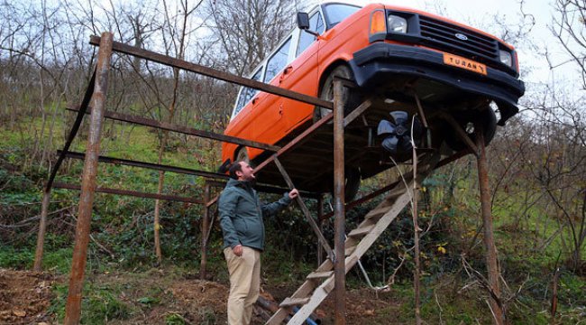 1985 model minibüsü evin önündeki yüksek platforma vinçle koydurdu