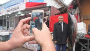 2 metrelik orkinos ve kılıç balığını gören fotoğraf çektiriyor