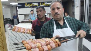 İlaç niyetine soğan kebabı yiyorlar