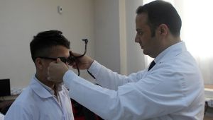 Lise öğrencileri, gözlüğe monte edilen 