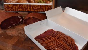 Pastırma ile sucuğa, gümrük geçişi için baklava ve lokum kutusu