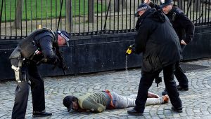 Son dakika... İngiliz polisi, bir şüpheliyi şok tabancasıyla etkisiz hale getirdi