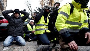 Son dakika: Paris'te biber gazı ve gözaltılar!