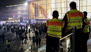 Aracını kasten yabancıların üzerine süren Alman tutuklandı