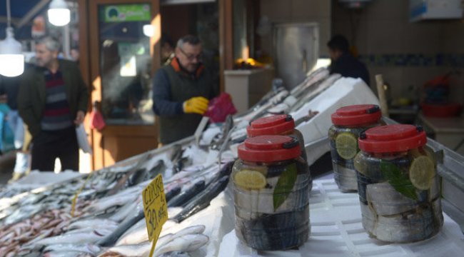 Tuzlanan palamudun kavanozu 100 liradan satılıyor