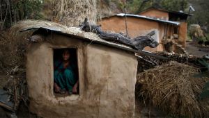 Nepal’de 'adet kulübesinde' ateş yakan kadın, dumandan zehirlenerek öldü