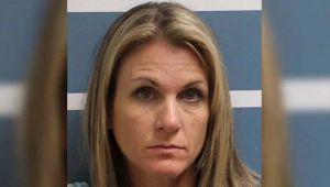 Kızlarının sevgilileriyle ilişkiye giren anne pes dedirtti!