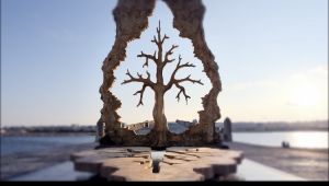 'Barış ve Hayat'ı ahşapla anlattı