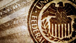 Fed yarı yıllık raporunda faiz indirimine açık olduğunu yineledi