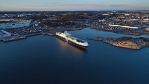 Ticaretin sürekliliği ve insani ihtiyaçlar için seferlerimizi güvenle sürdürüyoruz.