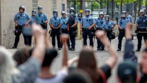 Siyah Amerikalı’nın Ölümüne Tepkiler Büyüyor Protestolar Yayılıyor