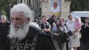 Koronavirüsü reddetti, manastırı zorla ele geçirdi