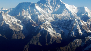 Çin, Everest'in altında büyük bir linyit yatağı buldu