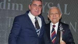 NORM HOLDİNG'E EGE İHRACATÇI BİRLİKLERİ'NDEN 3 BÜYÜK ÖDÜL