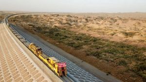Çin, Xinjiang’daki çölde demiryolu hattı boyunca yeşil bir koridor oluşturuldu