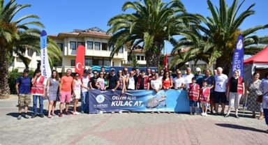 İstanbullu yüzücüler, otizm farkındalığı İçin 5 kilometre kulaç attılar