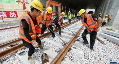 Çin’de ilk denizaşırı yüksek hızlı tren yolunun rayları döşendi