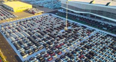 Shanghai’deki limanlar ve park alanlarının tamamı Tesla araçlarıyla doldu