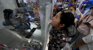 Çin’de KOVİD-19 testi yapan robot geliştirildi