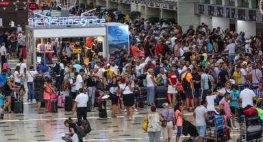 Turizm kenti Antalya'ya hava yoluyla gelen turist sayısının 11 milyonu aştığı bildirildi.