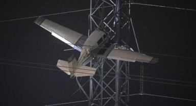 ABD'de tek motorlu uçak yüksek gerilim hattına çarparak asılı kaldı