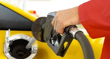 Benzine bu gece yarısından itibaren 77 kuruş indirim bekleniyor