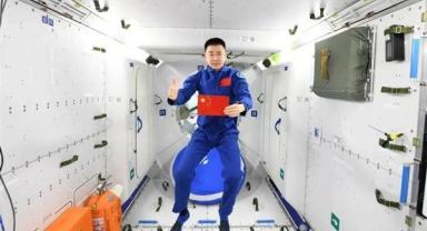 Chen Dong, yörüngedeki faaliyet süresi 200 günü aşan ilk Çinli astronot oldu