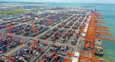 Çin'in Qinzhou Limanı'nın ithalat ve ihracat hacminde rekor artış