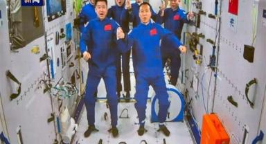 İki ayrı misyonda görev yapan altı astronot uzayda buluştu