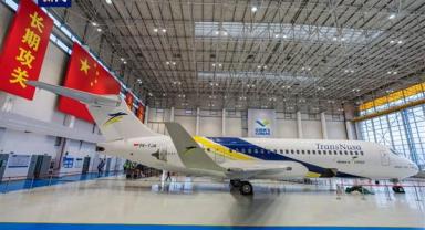 Çin'in ürettiği yolcu uçağı Endonezya'ya teslim edildi