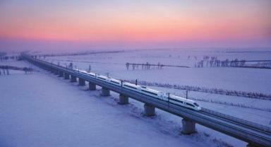 Dünyanın “en yüksek ve en soğuk” hattında çalışan tren, 670 milyon yolcu taşıdı