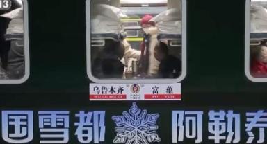 Xinjiang demir yolu buz ve kar turizmi için özel tren seferi düzenliyor
