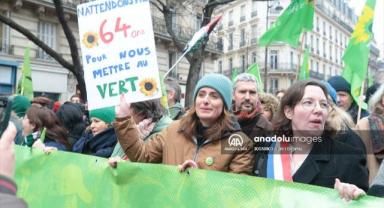 Paris’te emeklilik reformu karşıtı gösteri düzenlendi