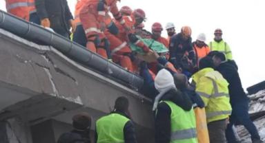 Adıyaman'da 1 kişi depremden 77 saat sonra enkazdan kurtarıldı