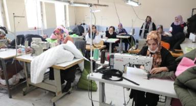 Ağrılı kadınlar depremzedeler için uyku tulumu mesaisinde