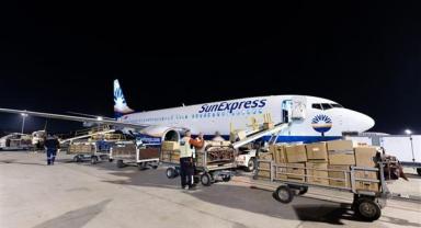 Almanya’dan gelen yardımları taşıyan kargo uçağı Antalya’ya ulaştı