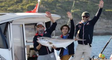 Bodrum'da mezatla satılan balıklardan elde edilen gelir depremzedelere bağışlandı
