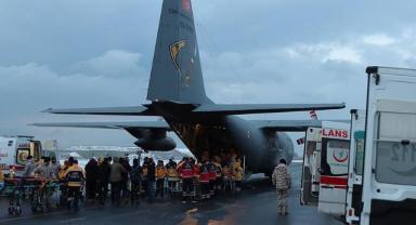 Deprem bölgelerinden İstanbul'a getirilen yaralıların tedavisi çeşitli hastanelerde sürüyor