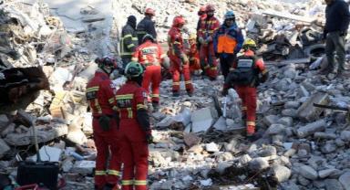 Depremin 201. saatinde 26 yaşındaki Mine Akgül enkazdan sağ olarak kurtarıldı