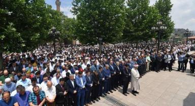Depremlerde hayatını kaybedenler için ülke genelindeki camilerde gıyabi cenaze namazı kılındı